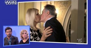 Gemma Galgani e Giorgio Manetti, bacio al Maurizio Costanzo Show. Lui: "Non illudo nessuno"