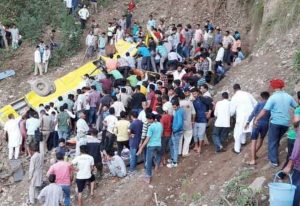 In India un bus scolastico è precipitato in un burrone