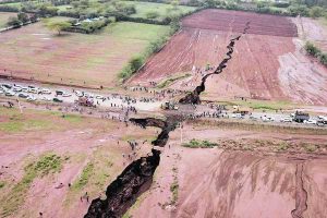 Kenya, la frattura che sta spaccando l'Africa in due: lunga 10 km, profonda 20 mt