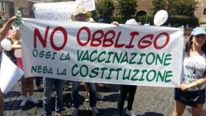 No vax, Torre Pellice (Torino): vigili davanti all'asilo bloccano bambina non vaccinata