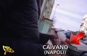 Pusher aggredisce i carabinieri: calci, pugni e secchiate d'acqua per evitare l'arresto