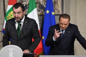 Berlusconi: schiaffo a Di Maio, sgambetto a Salvini, cabaret in sala stampa