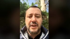 Matteo Salvini nella diretta Facebook contro Berlusconi, Di Battista...: "Basta insulti, avete rotto le p..." VIDEO
