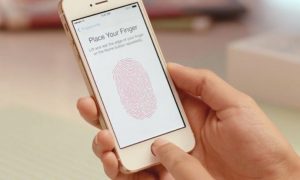 Poliziotti Usa prendono impronte morto per sbloccare smartphone davanti alla famiglia