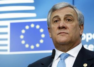 Antonio Tajani loda il modello Merkel e boccia Di Maio
