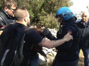 Scontri tra attivisti No Tap e polizia in Salento
