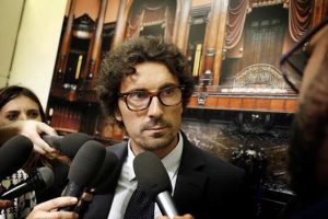 Toninelli (M5s) bacchetta Di Battista: "Salvini-Dudù? Si poteva evitare". Ma spera nel Pd