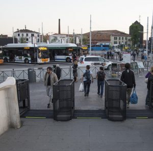 Venezia, attivati i tornelli per deviare i troppi turisti 