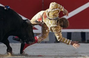 Il torero Andy Younes è stato incornato da un toro ad Arles