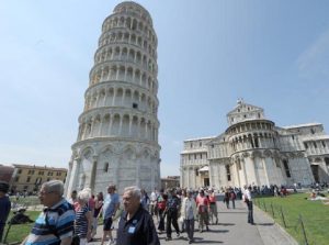 Torre di Pisa, muore turista. Stava salendo i gradini quando ha avuto un malore
