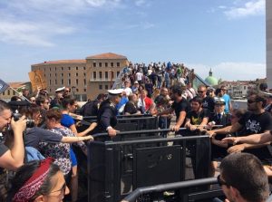 Venezia, protesta no global: rimosso tornello blocca-turisti. "Non siamo un luna park"