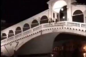 Venezia, ancora tuffi dal Ponte di Rialto VIDEO