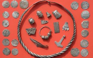 L'isola del tesoro vichingo sul Baltico: rinvenute monete di mille anni fa e il martello di Thor