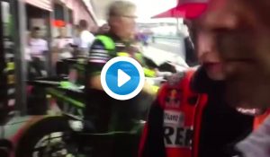 VIDEO Marquez fa cadere Valentino Rossi, poi cerca confronto: staff lo allontana