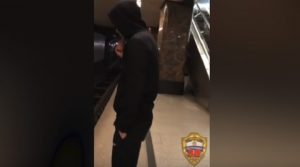 YOUTUBE Mosca, 19enne si lancia sotto un treno della metro: salvo e arrestato