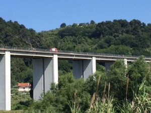 Autostrada A14 a Francavilla al Mare: padre getta figlia dal viadotto e minaccia di buttarsi