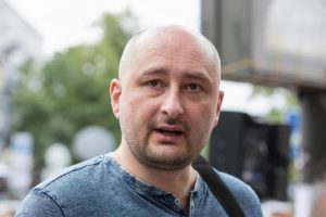 Arkady Babchenko, giornalista anti Putin ucciso? Una messinscena: riappare a Kiev