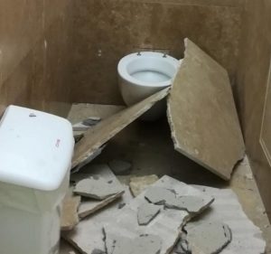 Crollo bel bagno degli Uffizi a Firenze: turista ferita