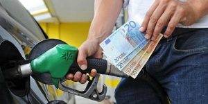 Benzina ancora su nel weekend: prezzo medio (1,63 euro al litro) punta 1,7 