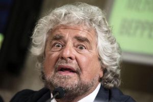 Grillo accusa Pd di follia: niente governo con M5s