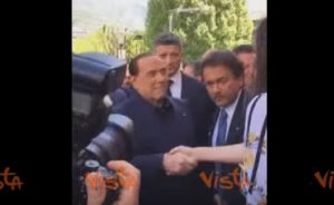 Silvio Berlusconi ad Aosta saluta una ragazza: "Sei molto carina"
