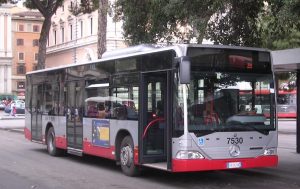 Roma, Smart in doppia fila blocca bus: passeggero difende autista, lo massacrano di botte