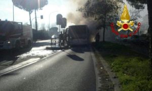 Bus Atac in fiamme a Roma: prima via del Tritone, poi Infernetto