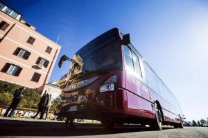 Roma, aggressione su bus: insulta autista e rompe vetro ferendo ragazzo