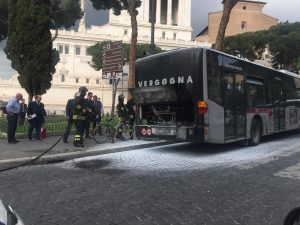 Roma, ancora un bus a fuoco: paura a piazza Venezia