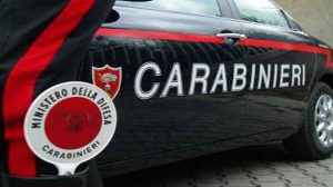 Whatsapp, foto profilo con dito medio ai carabinieri: denunciato