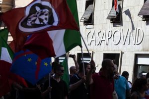 "Sai chi è Hitler?", poi botte e bottigliata in faccia a giovane svizzero: denunciata militante Casapound di Genova