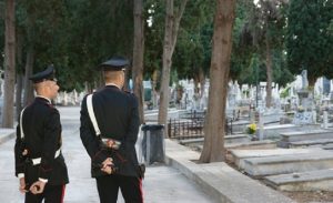 Cimitero degli orrori a Palermo: morti spostati per fare spazio (a 5mila euro) ad altri defunti