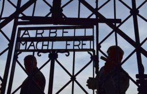 Nazismo: affamato fino a perdere i denti, picchiato e sodomizzato. La storia di un ebreo a Dachau
