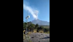 Indonesia, vulcano si risveglia all'improvviso: turisti costretti a scappare