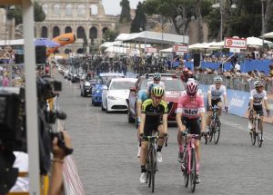 Giro d'Italia a Roma, vince Froome. Ma che figuraccia: accorciata tappa per le buche 01