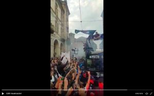 Juventus, video festa scudetto su pullman scoperto Torino