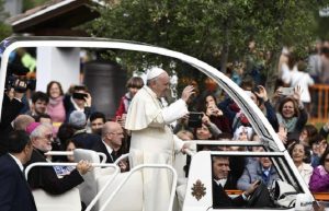 Loppiano (Firenze), tira acqua contro il corteo del Papa: "Ero contento" (foto Ansa)