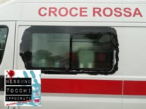 Napoli, ambulanza in codice rosso presa a sprangate