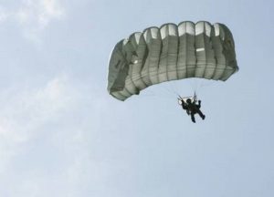 Reggio Emilia, paracadutista appeso a grondaia per forte vento