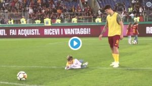 Perotti atterra il figlio, il video della Roma: "Ecco perché serve il Var in Champions"