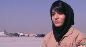 Niloofar Rahmani, la prima pilota militare afgana ottiene asilo negli Usa dopo essere stata minacciata