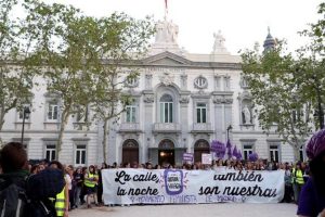 Spagna, accusa di stupro diventa di abuso: nuove polemiche e proteste