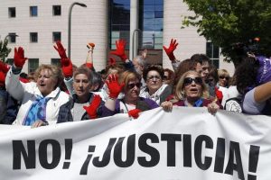 Spagna, prof difende il branco che stuprò ragazza a San Firmino: "Sono sicuro che ha goduto"