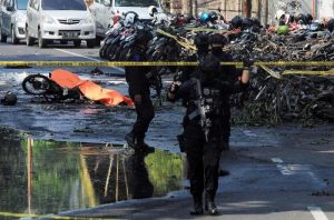 Isis, famiglie kamikaze in azione: in due giorni due sequenze di attentati suicidi in Indonesia 