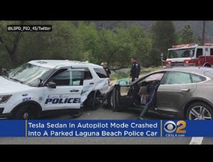 California, Tesla col pilota automatico si schianta contro una volante della polizia