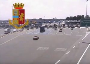 Como: tir fa inversione al casello in autostrada VIDEO
