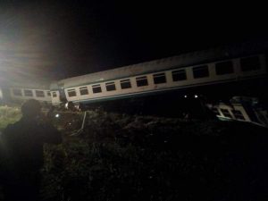 Caluso (Torino), treno urta tir e deraglia: un morto, diversi feriti