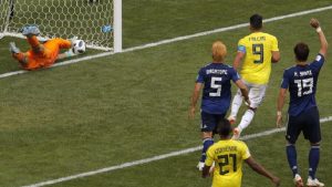 YOUTUBE Colombia-Giappone, la punizione di Quintero. La palla è dentro (foto Ansa)