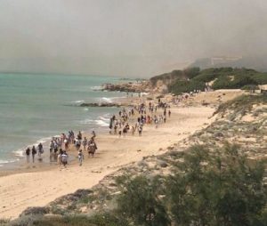 Ragusa, vasto incendio nella riserva di Kamarina: evacuato un Club Med (foto Ansa)