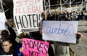 Airbnb, turisti sbattuti fuori dalle case dalla polizia: cosa succede
